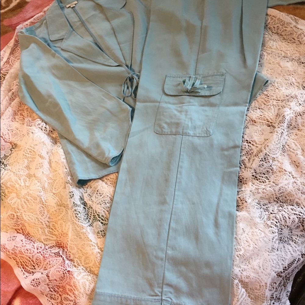 Very Cute Jacket And Capris Set - Picture 3 of 4